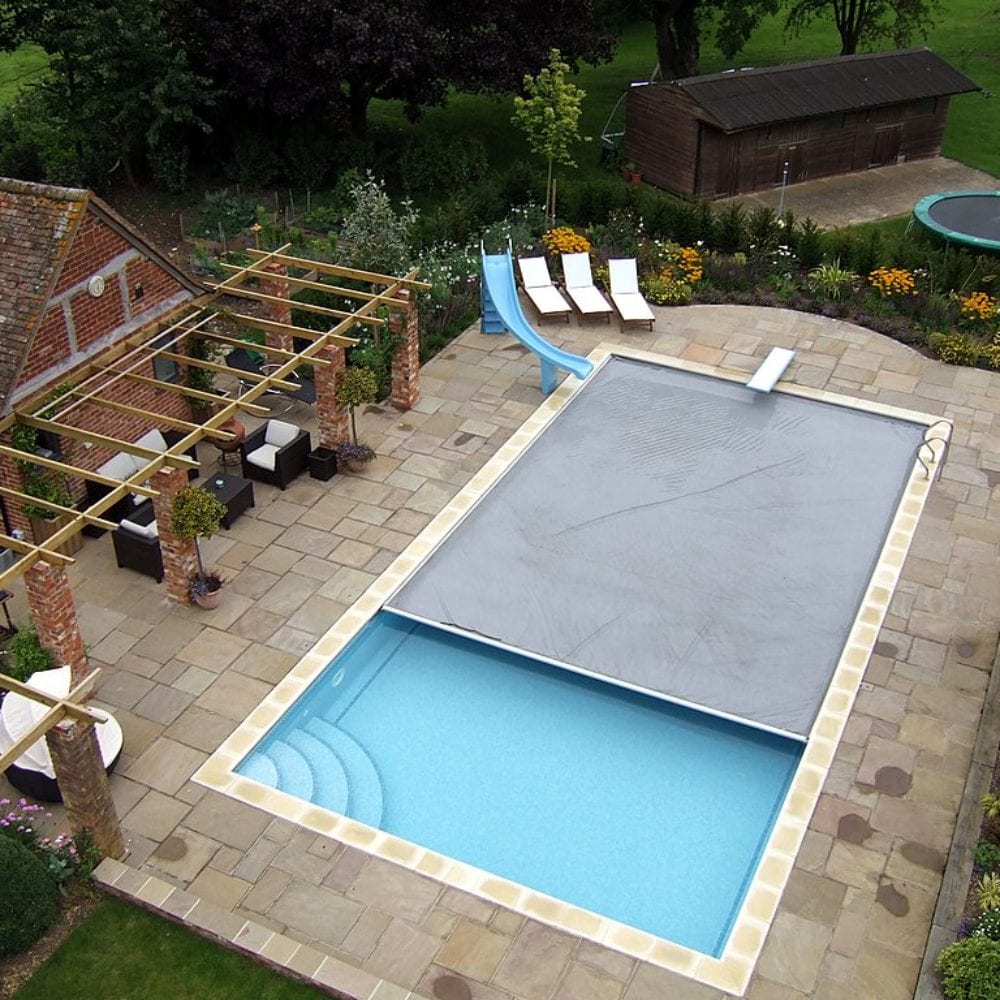 Outdoor swimming pool with automatic pool cover